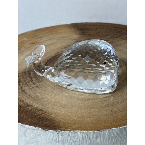 Oleg Cassini Crystal Whale Figurine Paperweight Signed Nautical Multifaceted - Picture 3 of 5